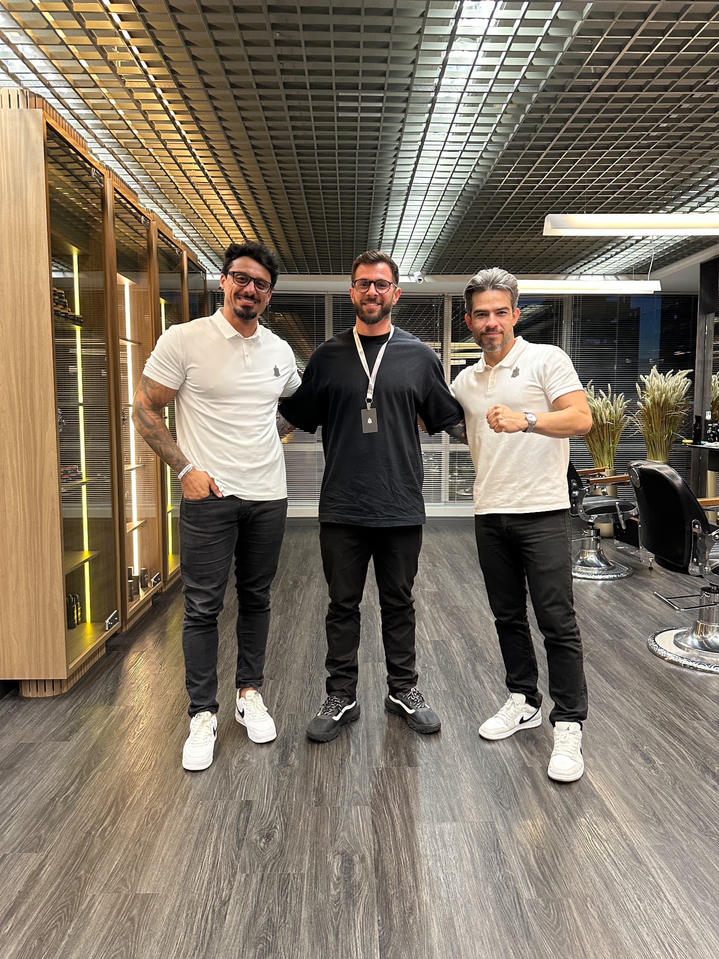 Murilo Oliveira com educadores em curso prático de barbearia