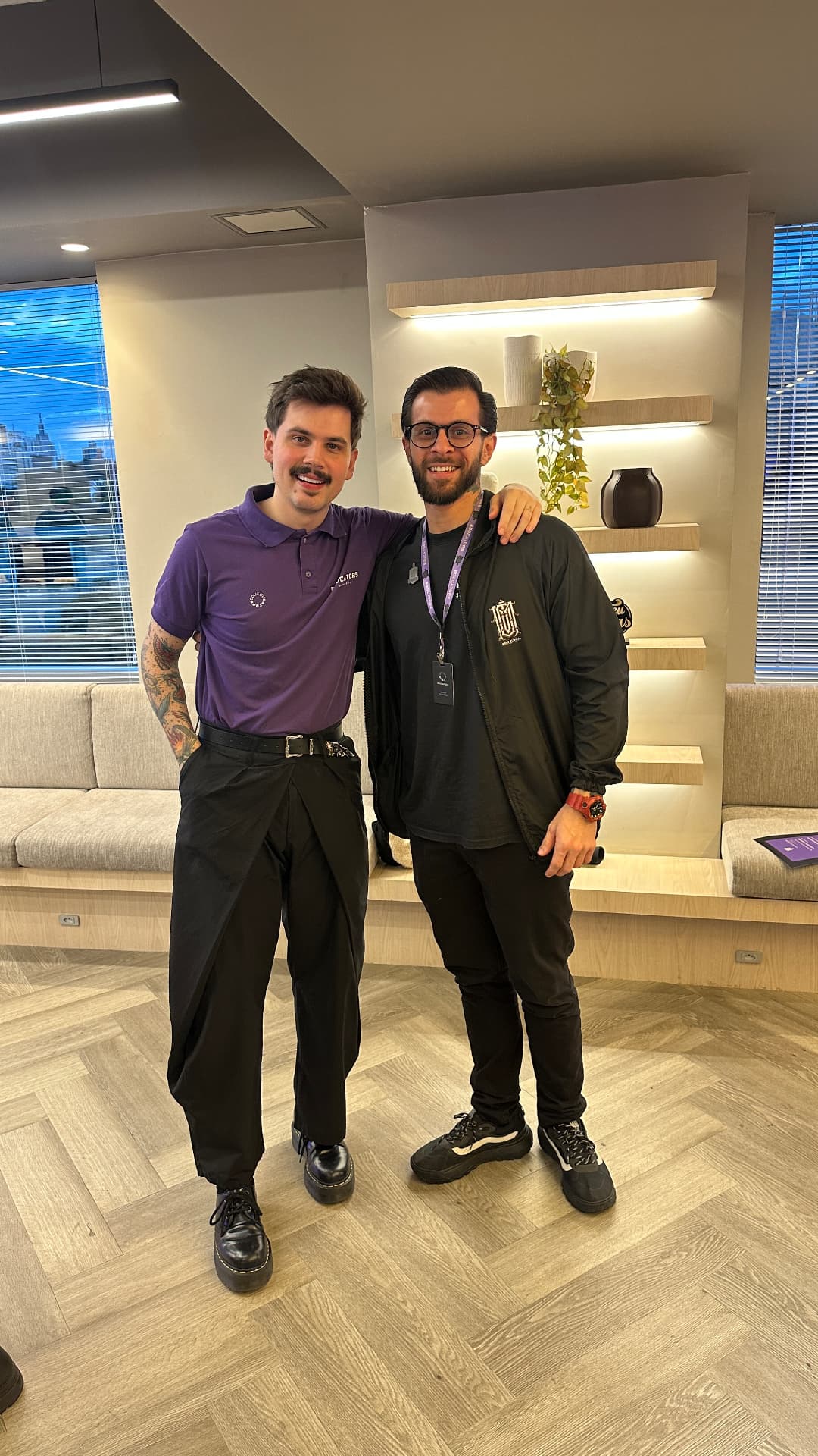 Murilo Oliveira ao lado de educador em curso de barbearia