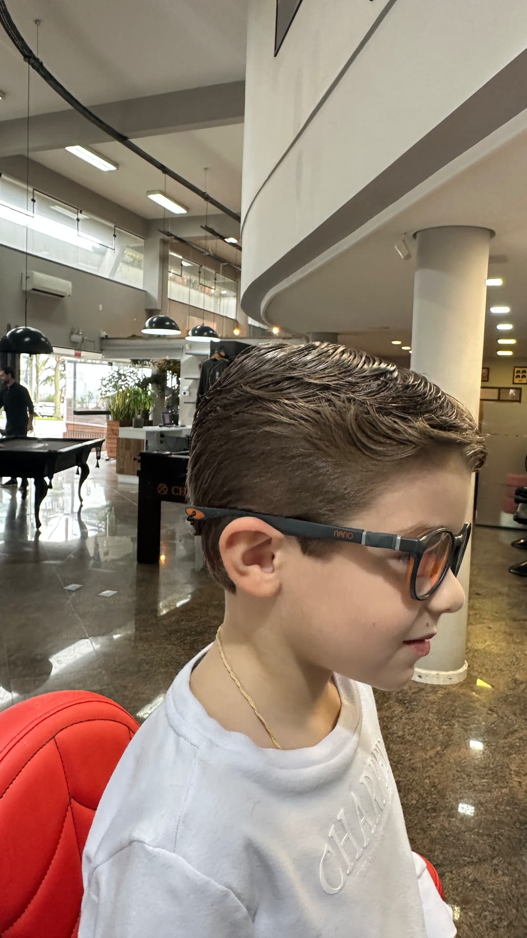 Corte infantil com risca lateral e topo penteado para o lado