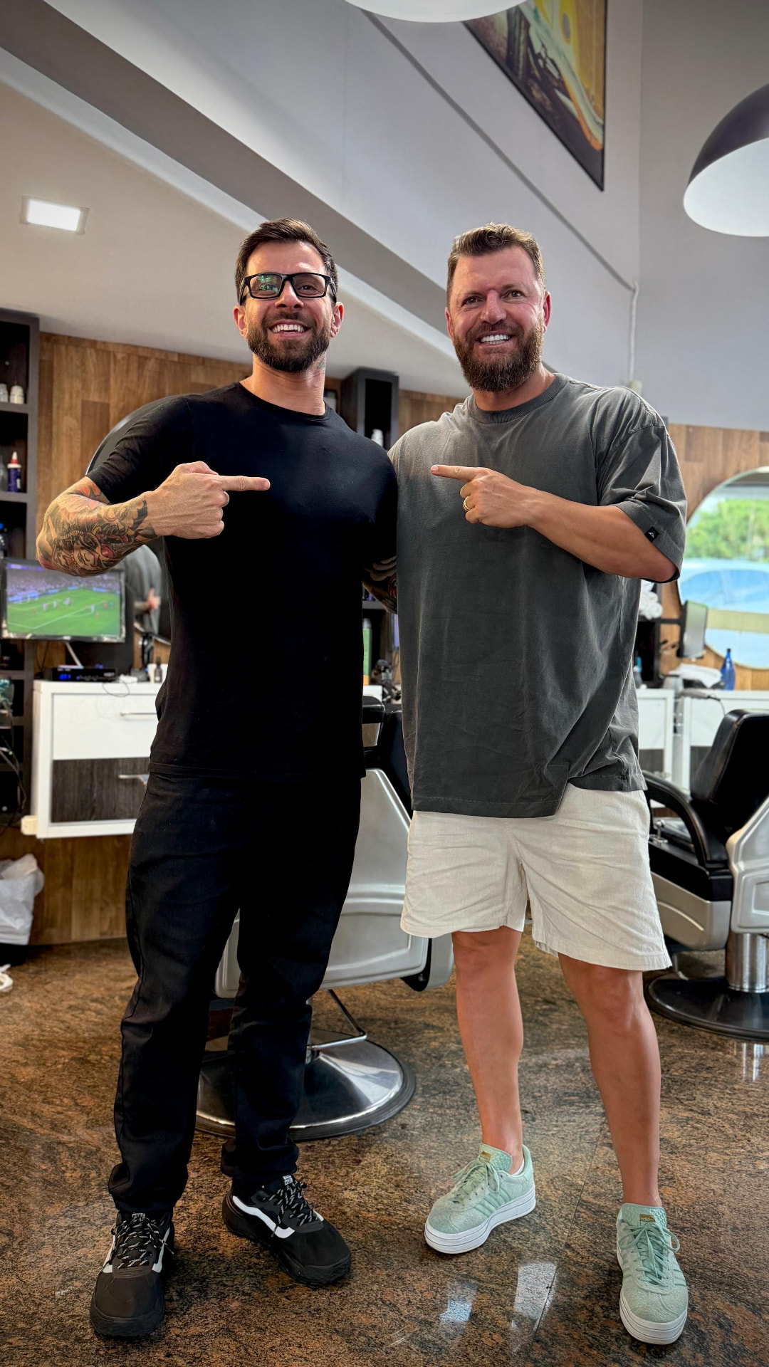 Murilo Oliveira ao lado de cliente na Barbearia VIP Coqueiros