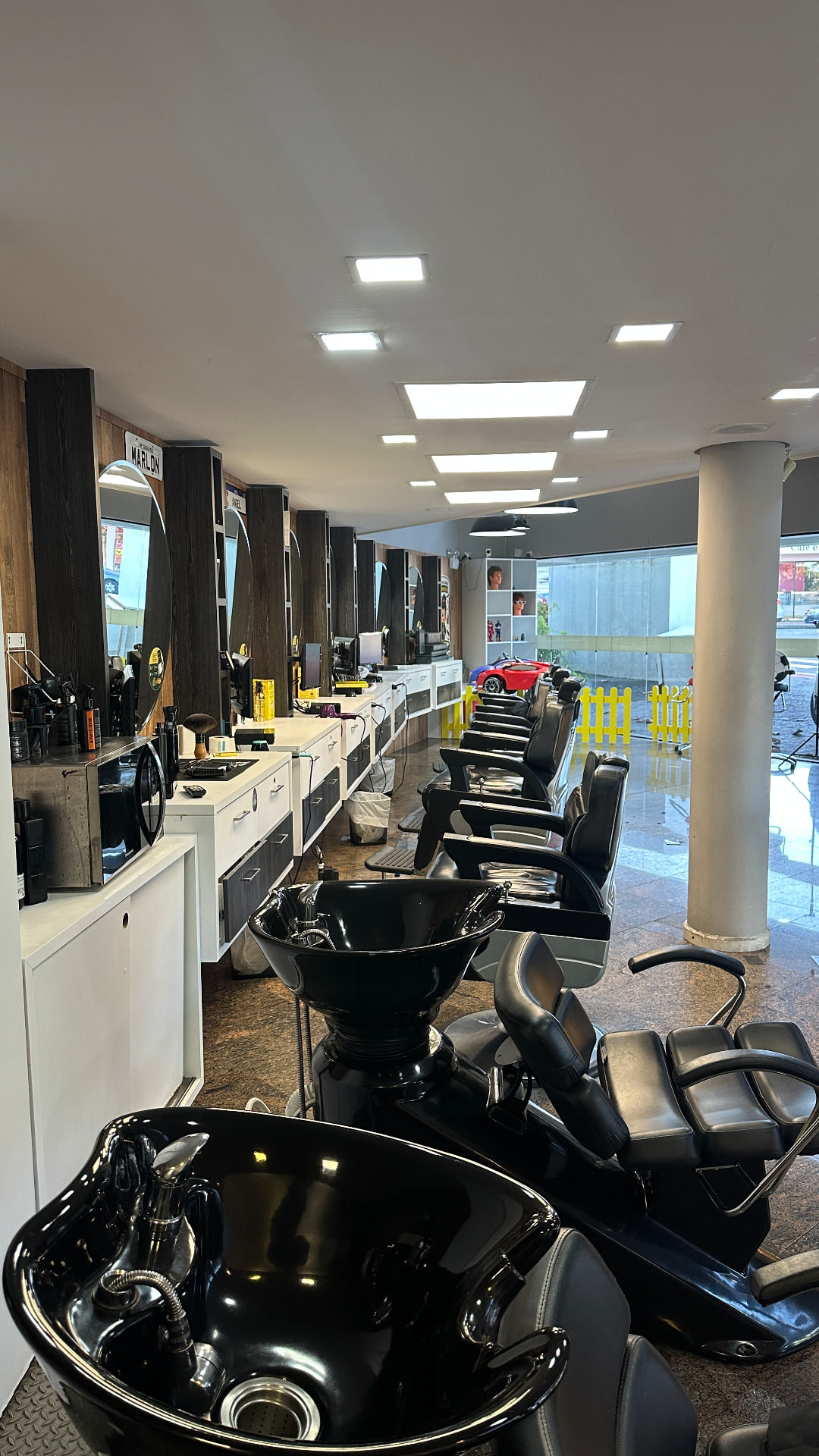 Estações de atendimento da Barbearia VIP Coqueiros