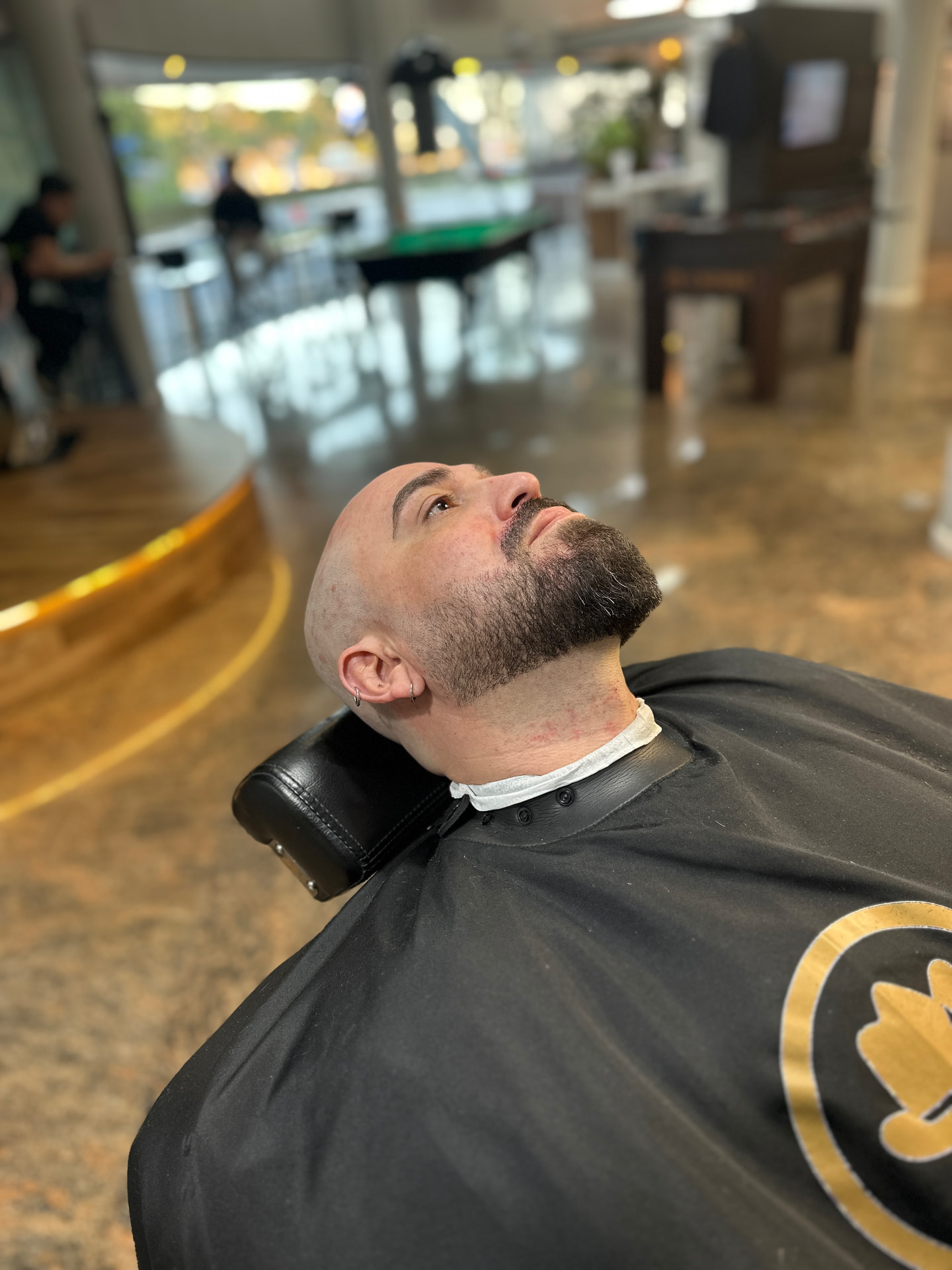 Barba cheia com contorno alinhado no pescoço, cliente deitado na poltrona