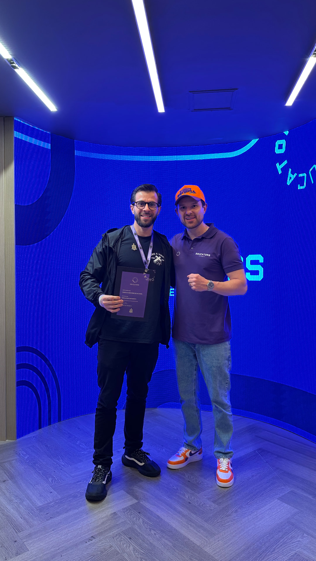 Murilo Oliveira recebendo certificação em evento de barbearia