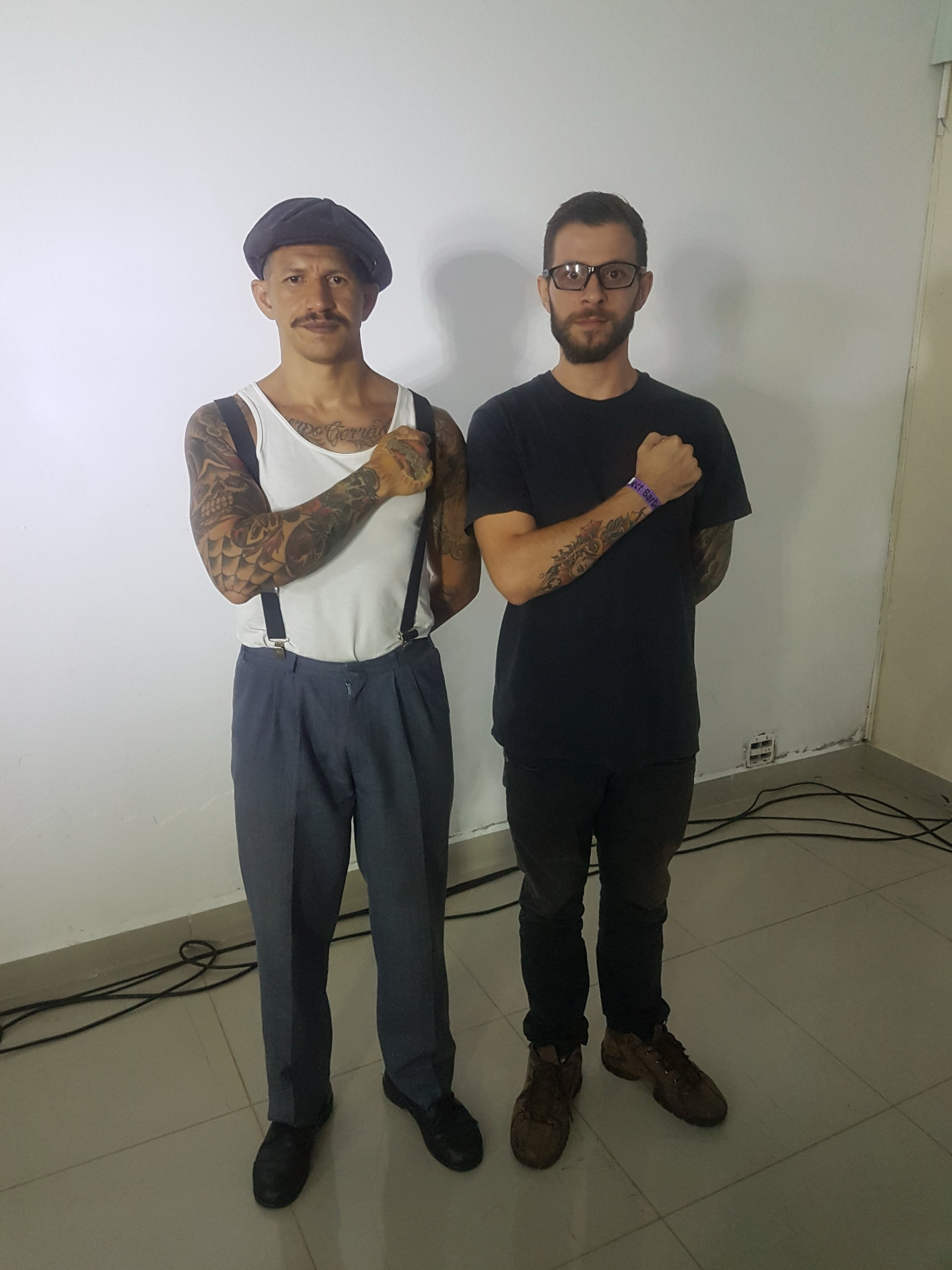 Murilo Oliveira ao lado de barbeiro em curso de barbearia