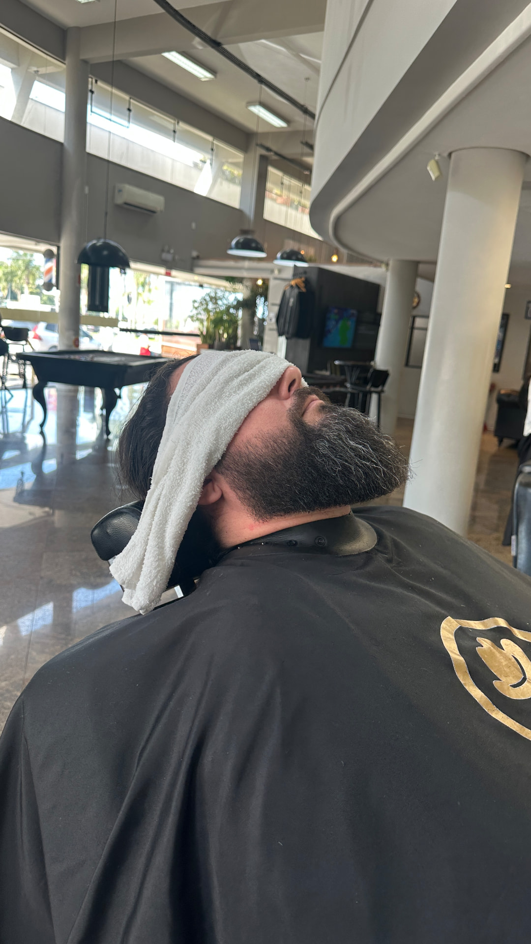 Barba finalizada com acabamento na região do pescoço