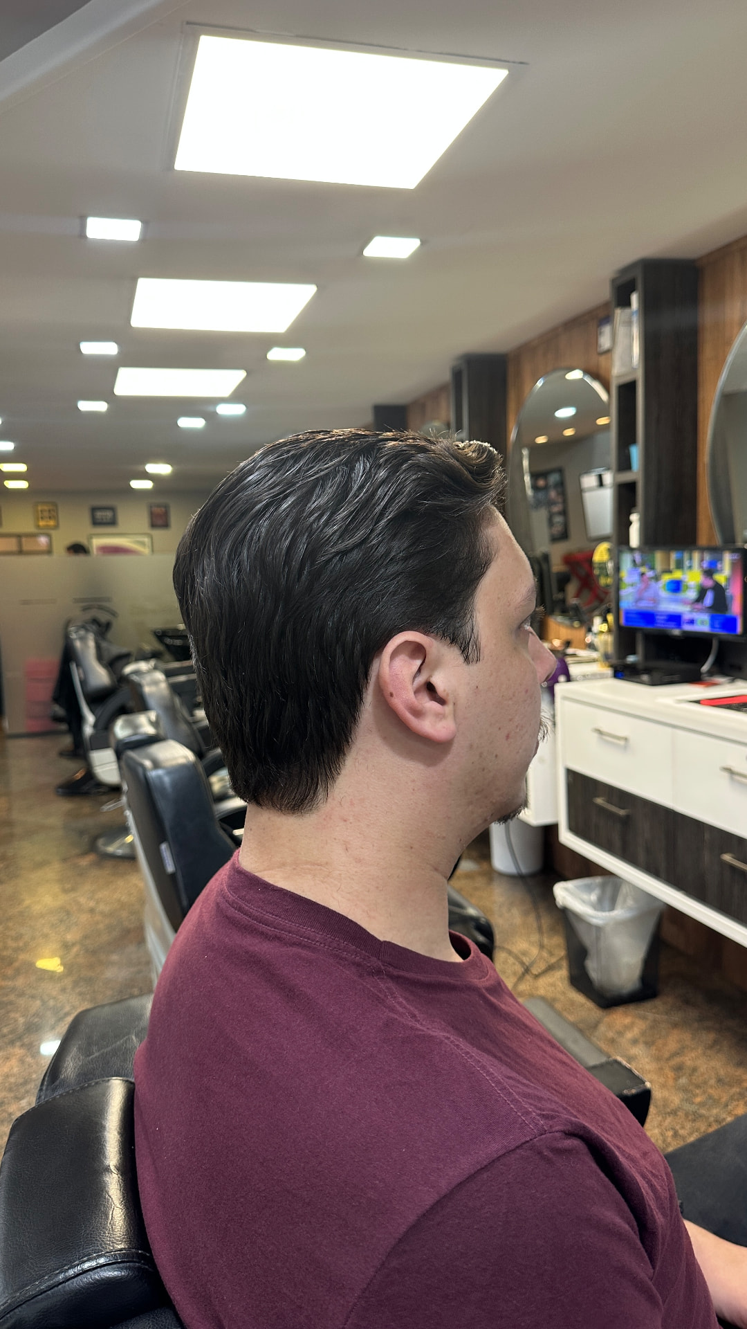 Corte masculino finalizado na tesoura, visto de perfil