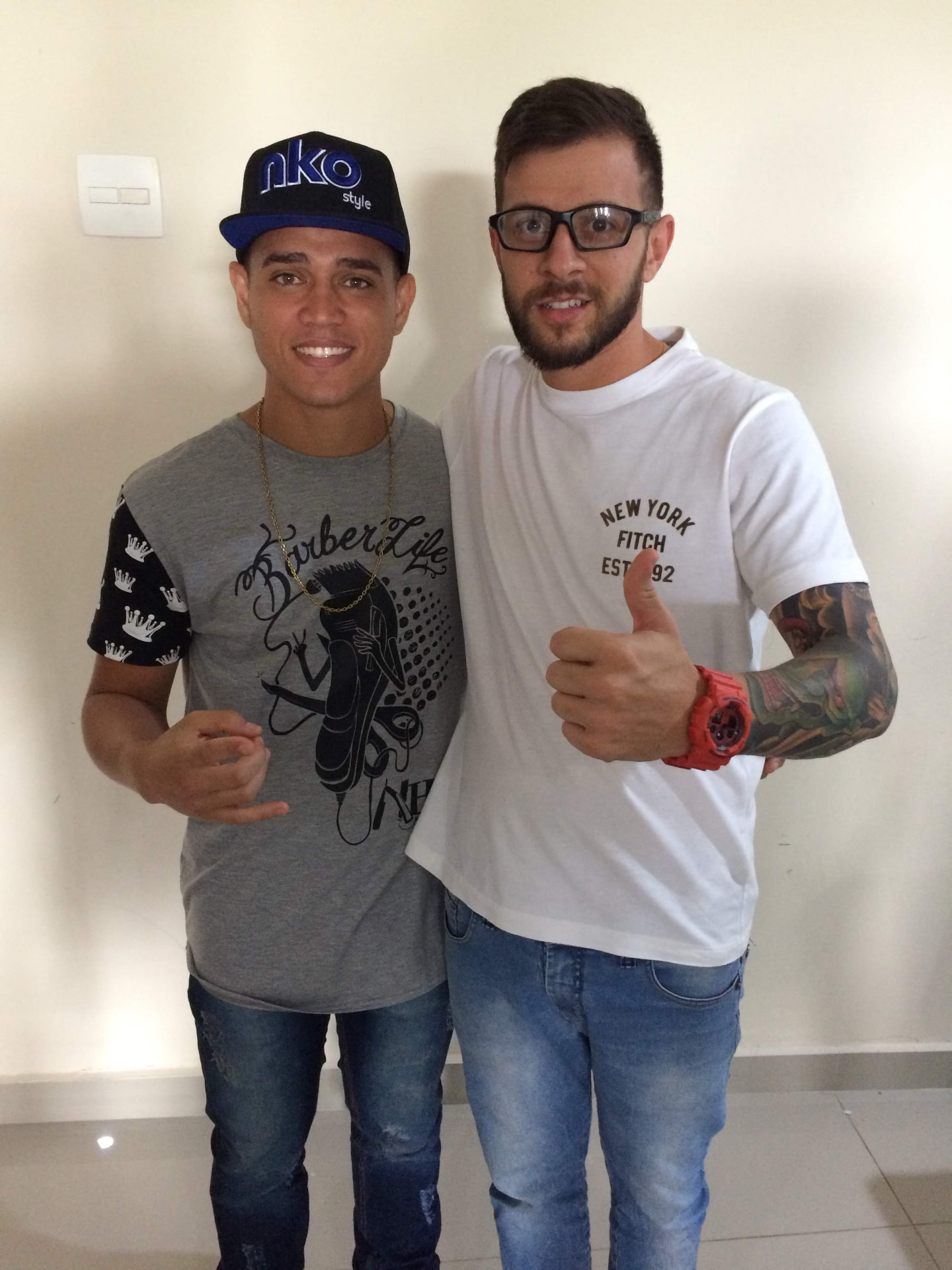Murilo Oliveira ao lado de barbeiro em curso prático