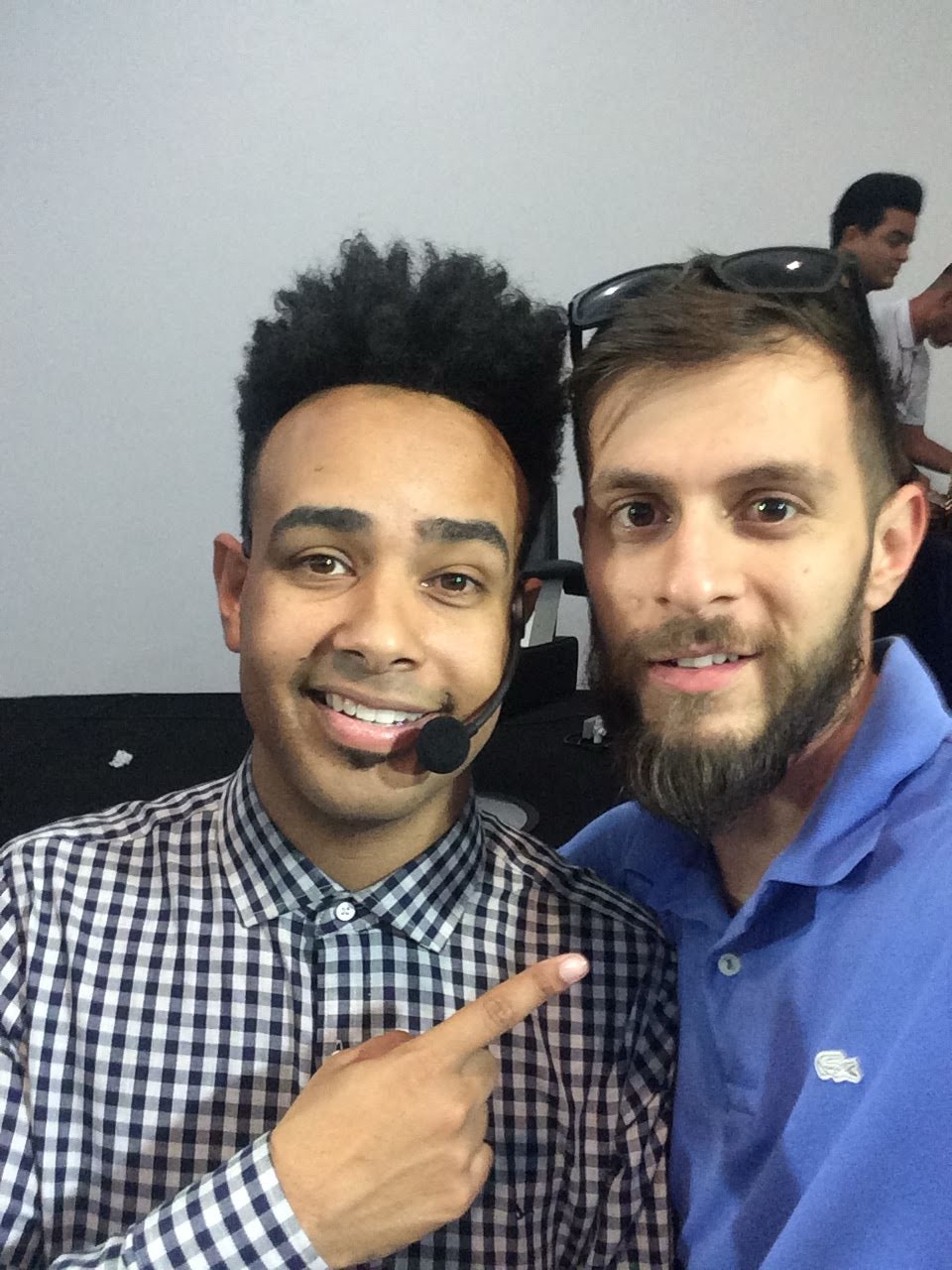 Murilo Oliveira ao lado de educador em curso de barbearia